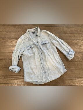 Lucky Brand Light Wash Denim Button-Up Shirt Size M